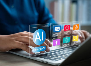 Persona principiante en criptomonedas que estudia las nociones esenciales del trading automatizado mediante IA