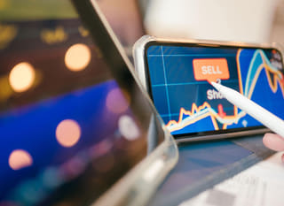 Operador de varios mercados estudiando alternativas en Bitcoin, Ethereum y forex